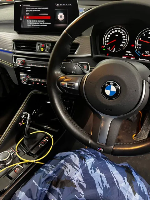 Программная настройка BMW: диагностическое подключение в салоне